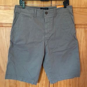 NWT American Eagle Men’s size 32 Extreme Flex Longer Length Gray Khaki Shorts